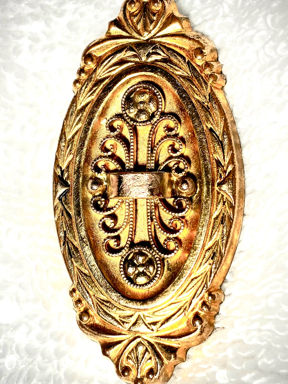 Gold Ornate Oval Brooch - Classic Decorative Accent